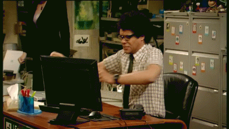 Gif de um rapaz pegando o computador da mesa de escritório e jogando longe, com raiva.
