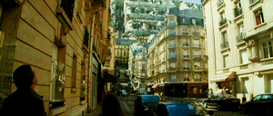 Imagem animada de cena do filme 'A Origem' em que o horizonte de prédios parece se dobrar sobre a rua.