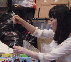 Imagem animada da Marie Kondo, famosa organizadora japonesa, tentando desembolar vários fios e cabos.