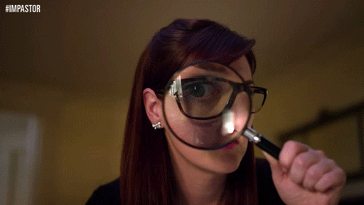 Imagem animada de uma moça olhando para a câmera através de um óculos e de uma lente de aumento.