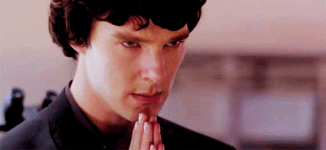 Gif do ator Benedict Cumberbatch como o personagem Sherlock Holmes, com olhar concentrado.