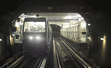 Imagem animada de um trilho de trem, visto da perspectiva de um trem seguindo caminho.