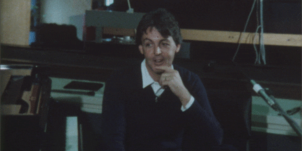imagem animada de Paul McCartney em que ele assopra as unhas de uma mão e depois faz como se as estivesse polindo no casaco.