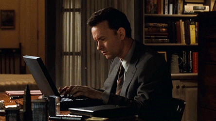 Gif de uma cena do ator Tom Hanks digitando algo em um laptop e tendo reações de dúvida.